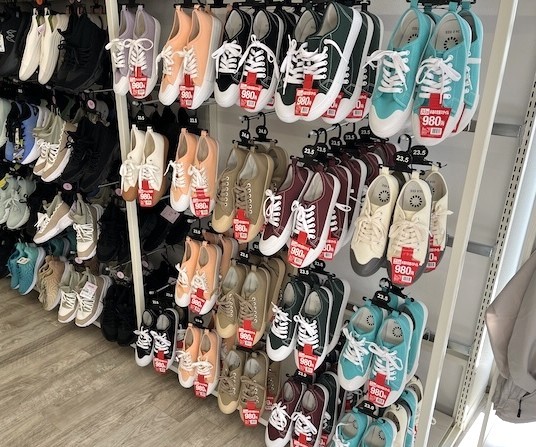 �X�܂ɂ���Ă��܂��܂ȃJ���[�����C���A�b�v���Ă��邩��