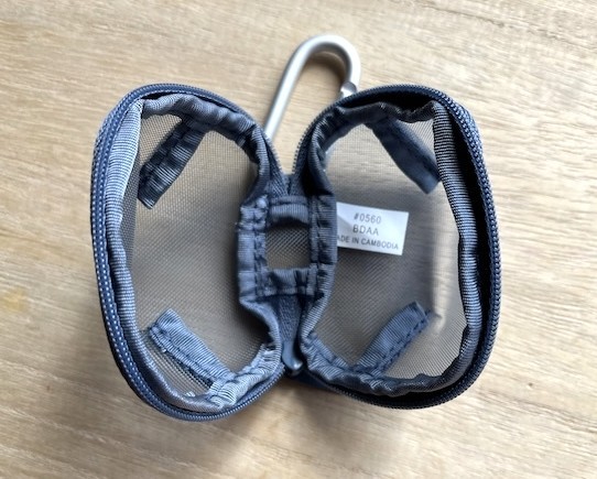 ファスナーを全開にするとがばっと大きく開く