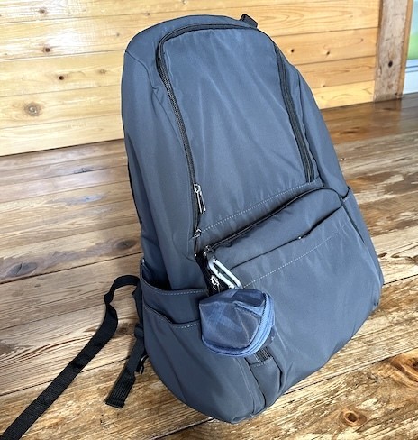 カラビナでリュックに取り付けできる