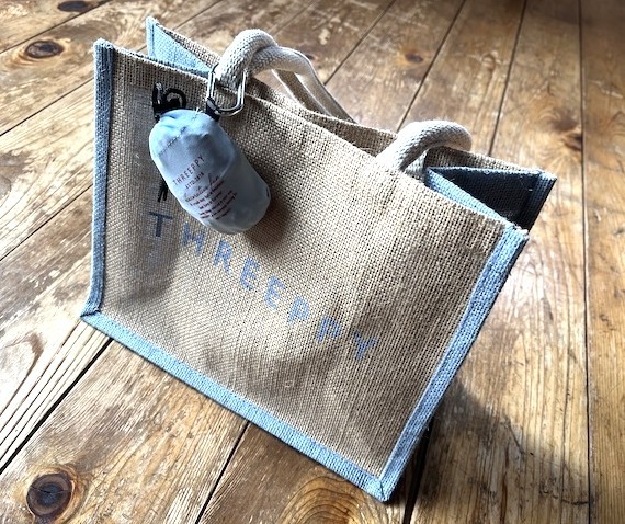 カラビナ付きなので普段使いのバッグに取り付けられる