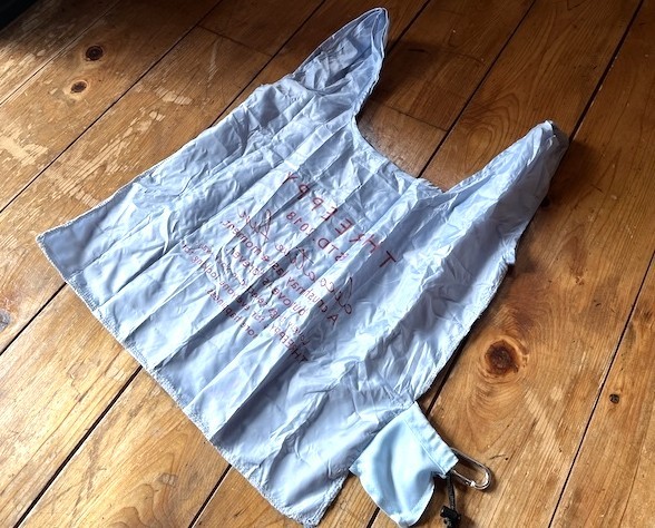 収納袋は内側に付いている