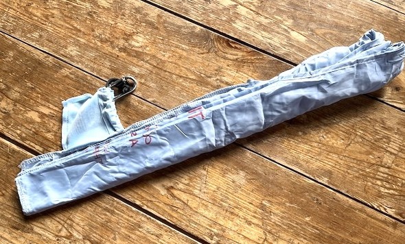 たたみシワに合わせてたたんでいく