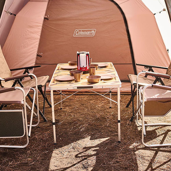 �A�E�g�h�A�e�[�u��