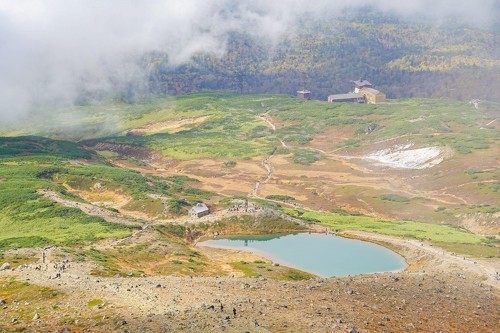 2�ʂ̈��x�ł͑s��Ȍi�F���y���߂�