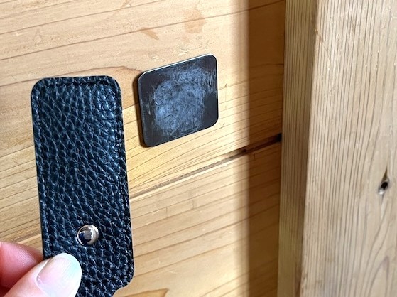 ���Ηp�X�e�����X�⏕�v���[�g��ǂɓ\���Ă���