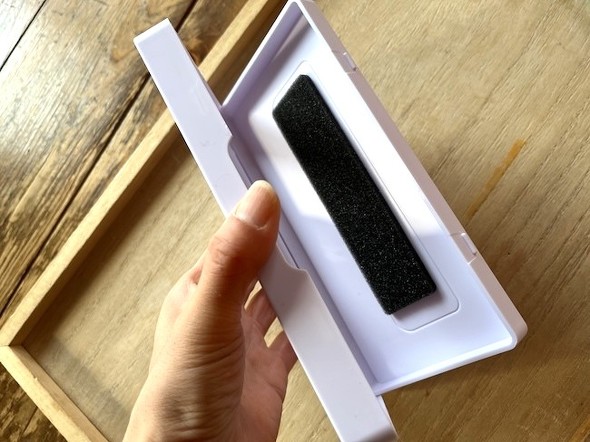 シートから取り外してからスマホを出し入れ