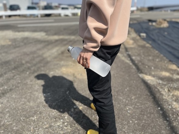 身長160cmの人が持っているところ