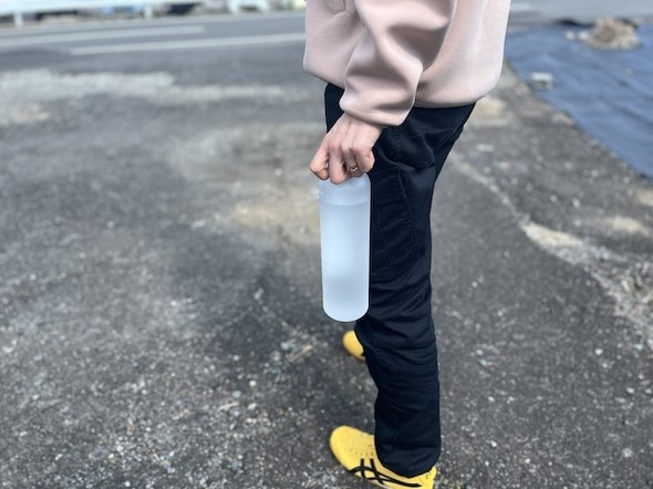 持ち手がないので、本体かふたを持つ