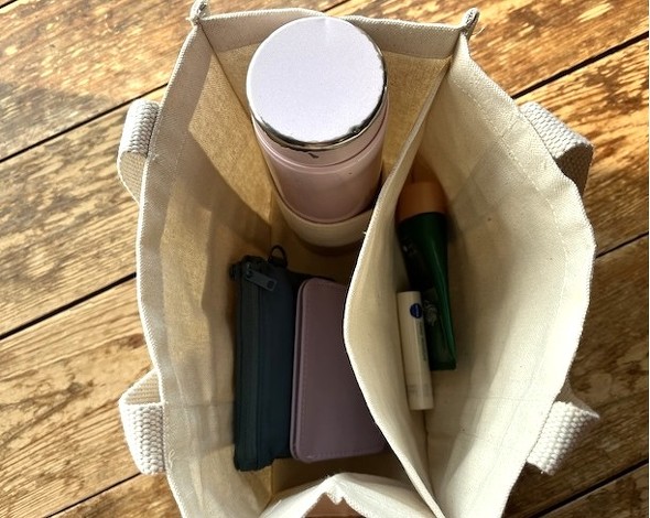 �����ɂ͐����p�̃x���g�ƃ|�P�b�g