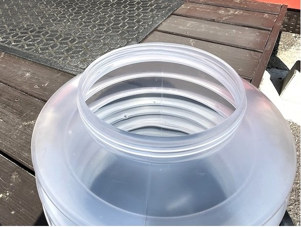 �{�̏㕔���琅������