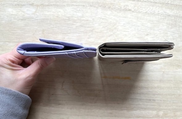 左:3COINSの極薄ミニウォレット、右:スタプロの財布