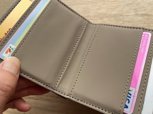 カードポケットの下にさらにポケットが欲しかった