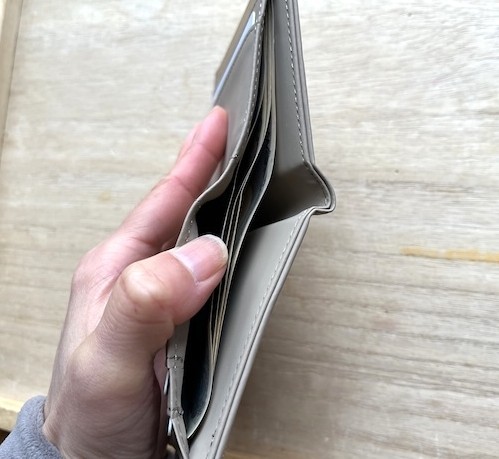 お札入れは問題なく使える