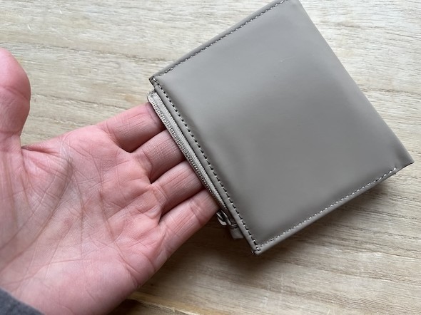 小銭入れには指が4本入る幅はある