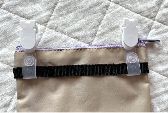 ズボンやスカートに取り付けできる