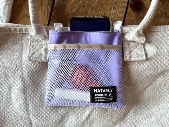 スマホは上部がちょっとはみ出た