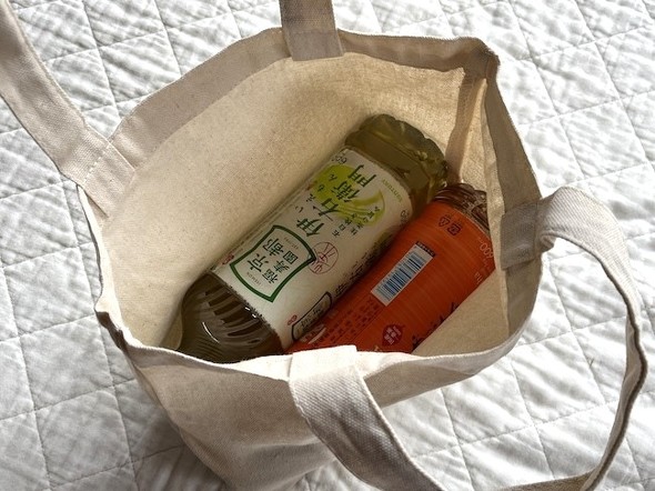 600ml�̃y�b�g�{�g��2�{����ׂ�Ƃ��Ȃ苇����