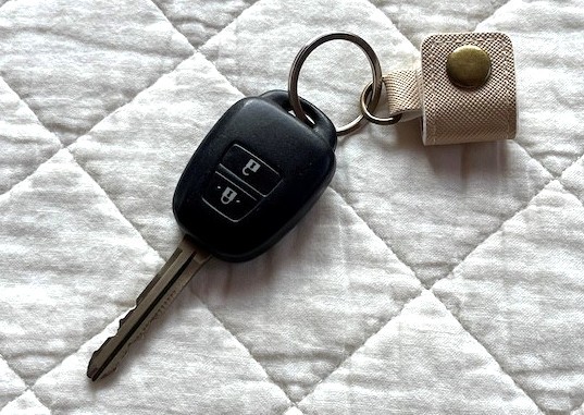 �Ԃ̌��ɃL�[�z���_�[��t����