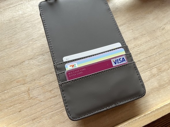 ���ʂɂ̓J�[�h�|�P�b�g���t���Ă���