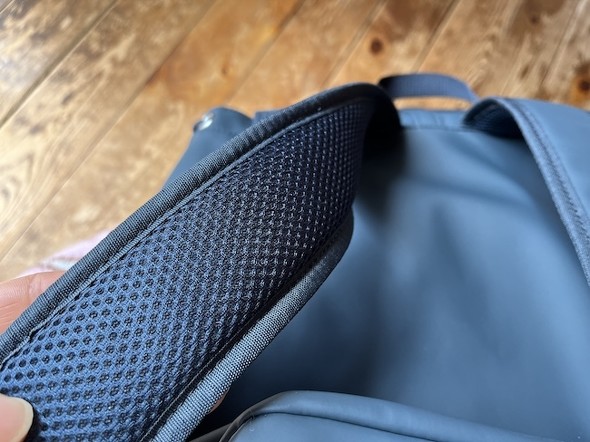 �V�����_�[�X�g���b�v�ɂ̓N�b�V�����������Ă���