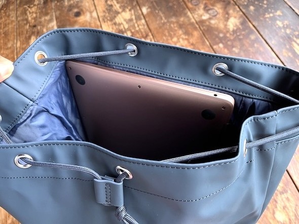 13�C���`�̃m�[�g�p�\�R�����c�����ɓ�����