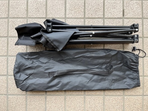 ���[�P�[�X�ɐ܂肽���܂�ē����Ă���