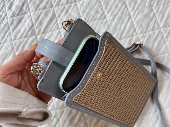 硬めの素材 荷物に合わせて膨らまない