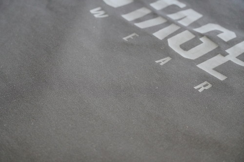 極細の繊維を密に織り込んだような印象の上質な生地感