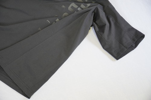 少し見づらいですが、身頃サイドのパーツが袖口までつながっています