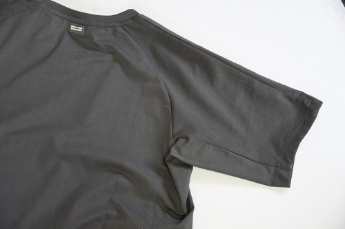 袖は前後で分割されていて、後ろ側はラグラン仕様に