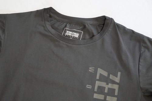 襟は着回しがしやすいクルーネックデザイン