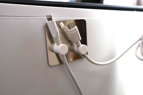 だら〜んとしている充電ケーブルをすっきりと留められる