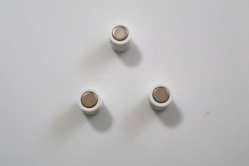 片面にはマグネット付き