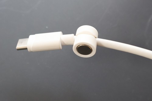 溝にケーブルを通す