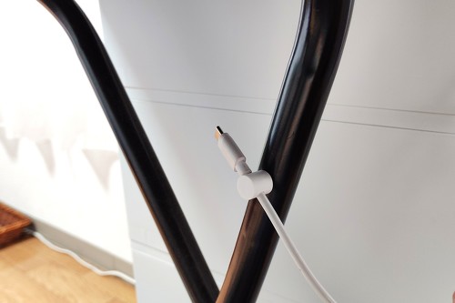 テーブルの脚にくっつけておくのも意外と便利