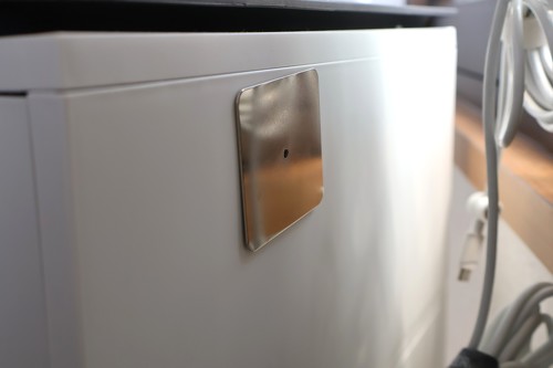 金属の板を両面テープで貼りつける