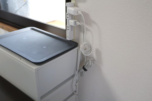 引き出しの開閉時にも邪魔になるほど垂れていた充電ケーブル