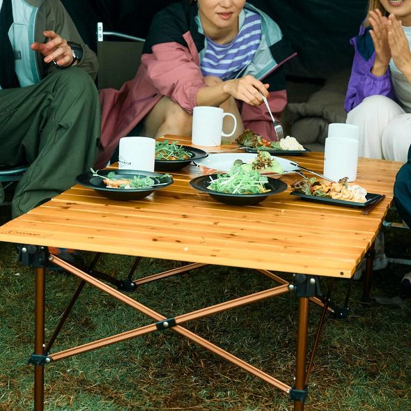 �A�E�g�h�A�e�[�u��