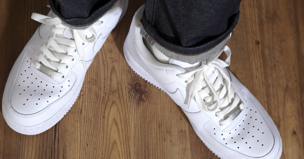 ナイキの名品】大人の白レザーシューズ「エア フォース 1 07」着用者が