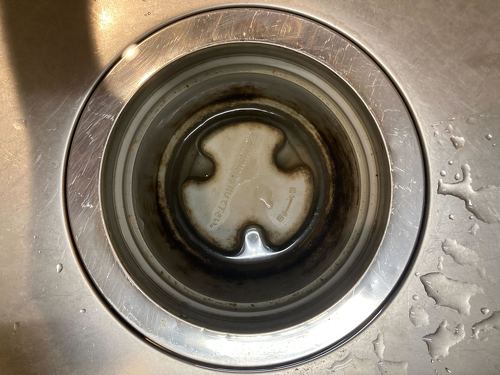 ワントラップの中央や周りに黒い汚れがびっしり