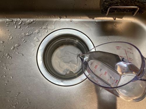 計量カップを使うとゆっくりかけやすい