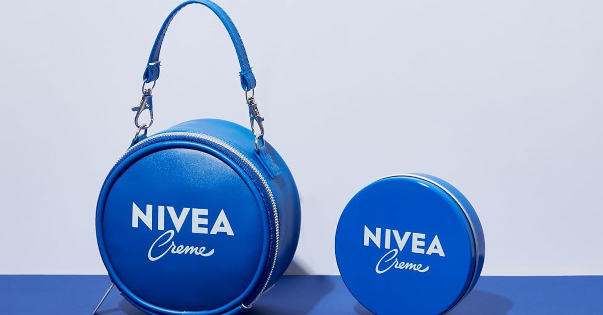 ニベアの青缶がポーチになった！ 超リアルな「青缶ポーチ」がかわい