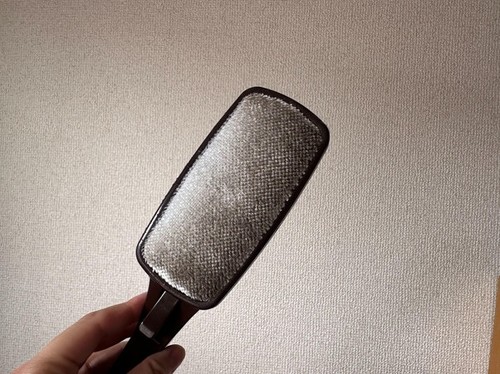 壁と網戸を掃除した後の様子。毛はへたりやすいかも