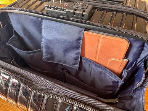 �^�u���b�g��p�\�R�����������N�b�V�������̂���|�P�b�g