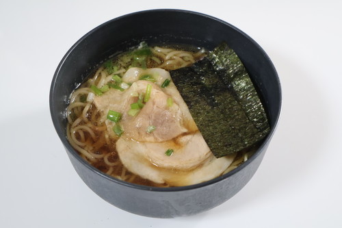 黒なら麺類も引き締まって見える