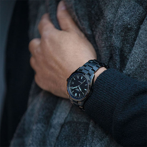 ブラックカラーのチタン腕時計