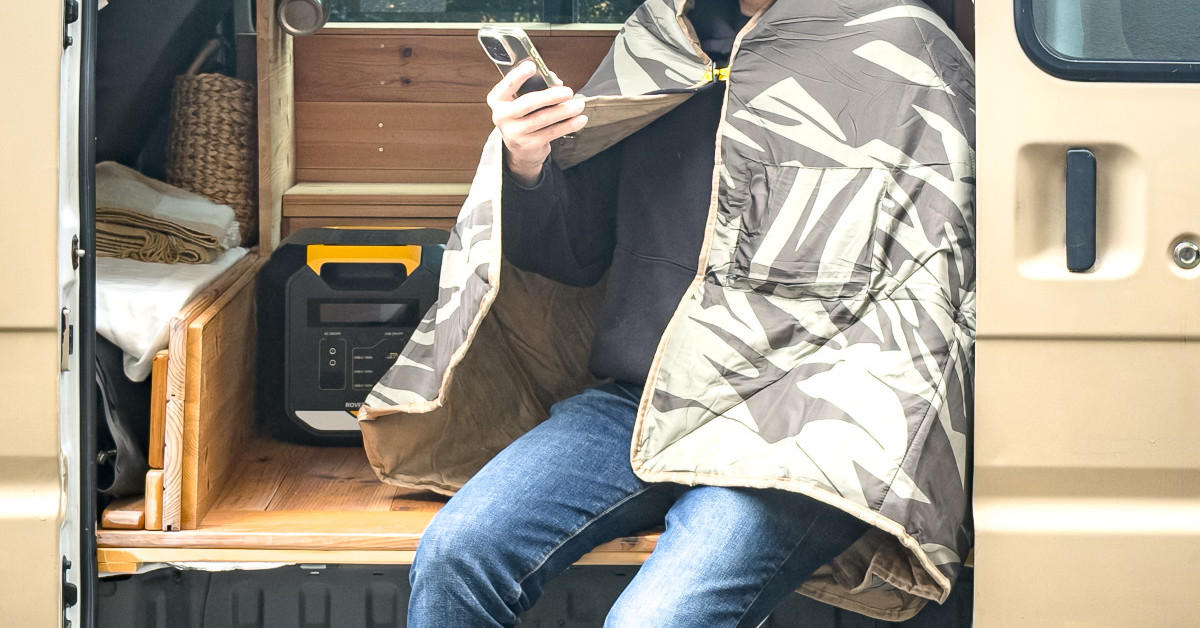 アウトドア用「電気毛布」が【冬の車中泊】で大活躍！ 大きくて