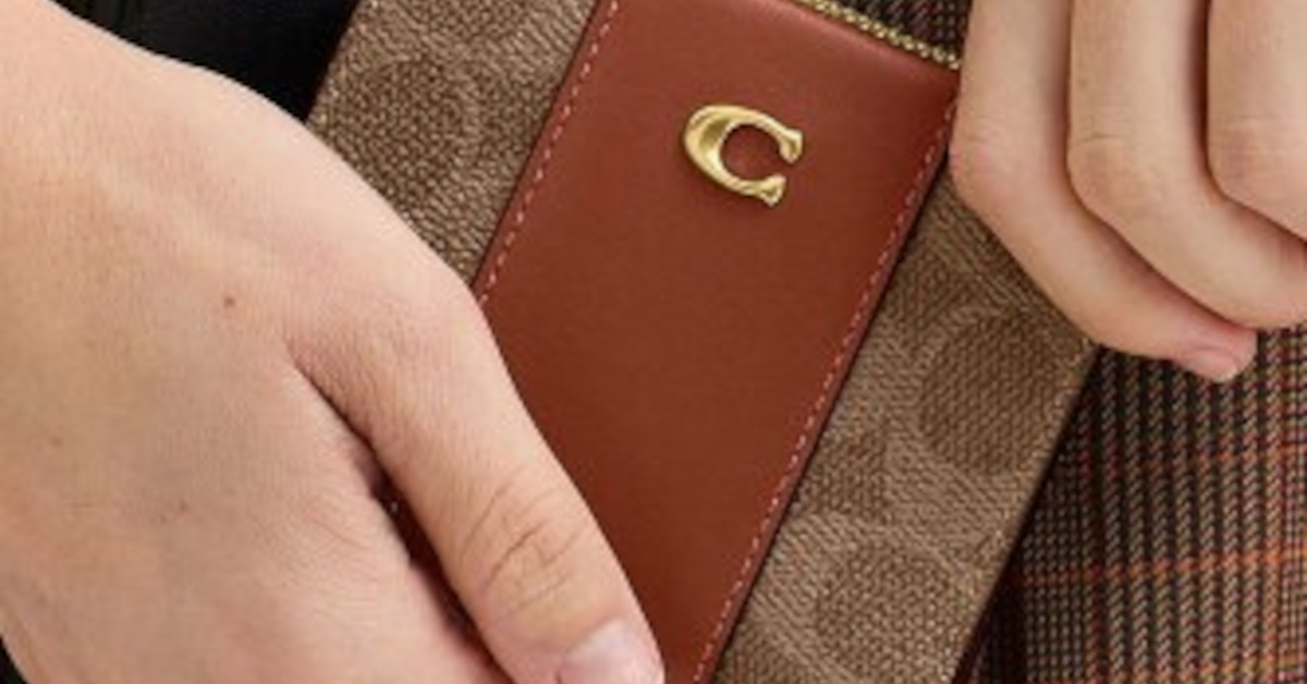 コンパクトだけど収納力のある「コーチの二つ折り財布」おすすめ3選