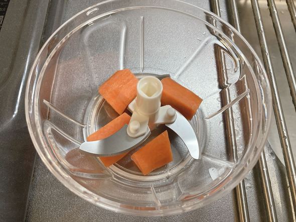 �{�E���ɓ���傫���ɃJ�b�g�����j���W���𓊓�