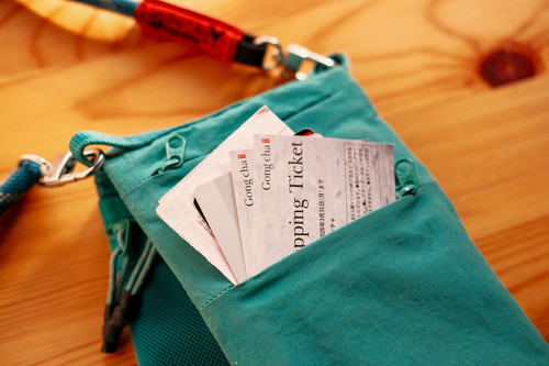 ���̃t�����g�|�P�b�g�ɂ̓��[���L�[�⎆�N�[�|�����C��